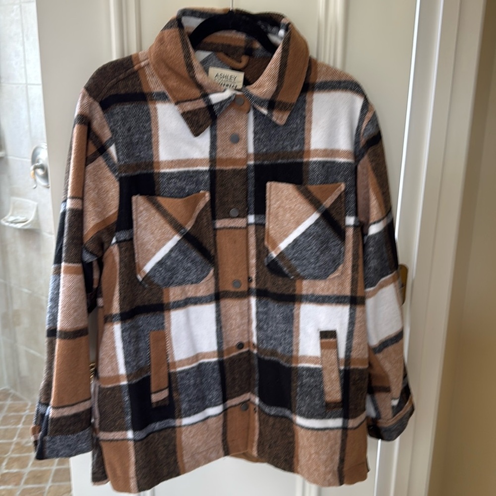 Cute plaid shacket 
So soft! Great with black jeans or leggings 
Size M